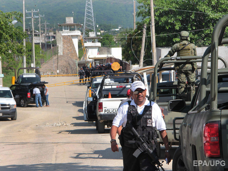 В мексиканской тюрьме в результате столкновения двух банд погибли 28 человек, некоторые тела обезглавлены