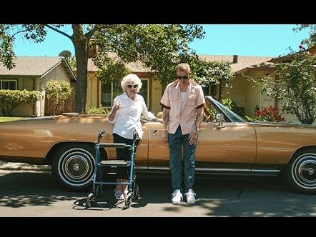 ﻿Glorious. Репер Macklemore зняв у кліпі свою 100-річну бабусю. Відео