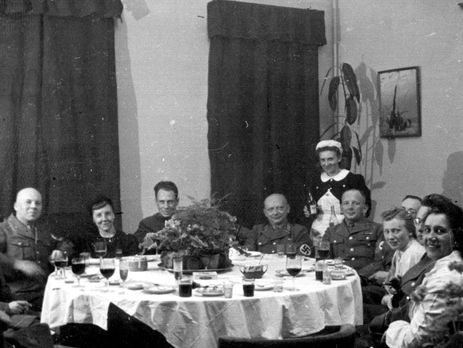 Киевлянка Хорошунова в дневнике 1943 года: Логан не понимает, как могут брать семью, если виновен только муж. Странно. Немец не понимает, что такое гестапо