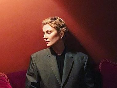 Рената Литвинова предстала с рыжими длинными волосами