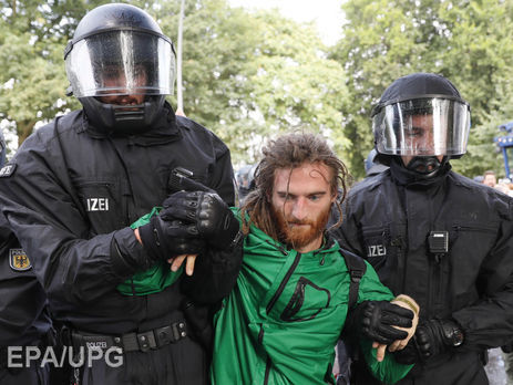 Полиция Германии разгоняет протестующих перед саммитом G20. Фоторепортаж