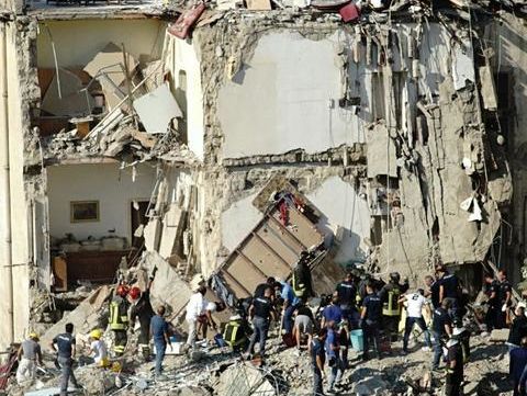 В Неаполе обрушился жилой дом, под завалами есть люди
