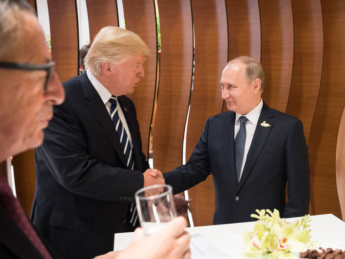 ﻿Трамп і Путін потиснули один одному руку під час першої зустрічі