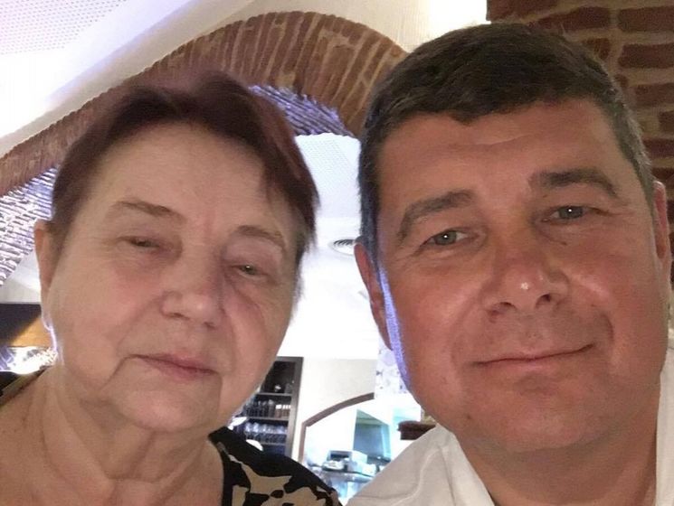 ﻿Онищенко повідомив, що його матері надали політичний притулок в Іспанії