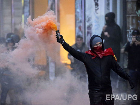 ﻿У Гамбурзі знову протестували, люди підпалювали машини та грабували магазини. Фоторепортаж