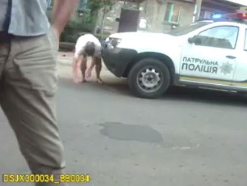 ﻿Чоловіка зловили на спробі підставити українських патрульних поліцейських. Відео