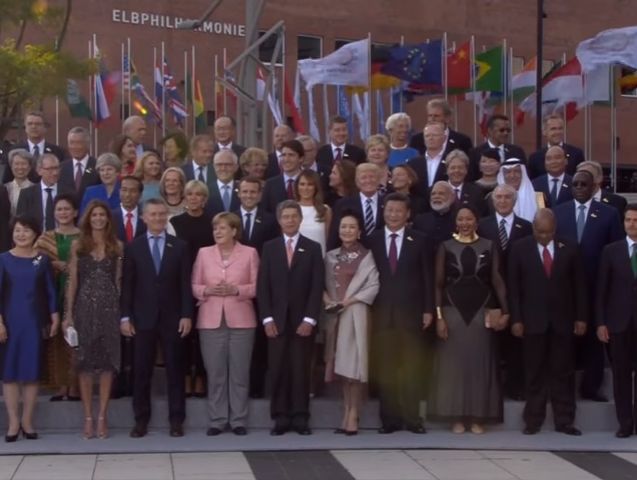 ﻿Путін запізнився на традиційну спільну фотосесію учасників саміту G20. Відео