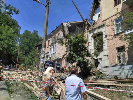 В Киеве в результате взрыва обрушился дом, двоих людей госпитализировали