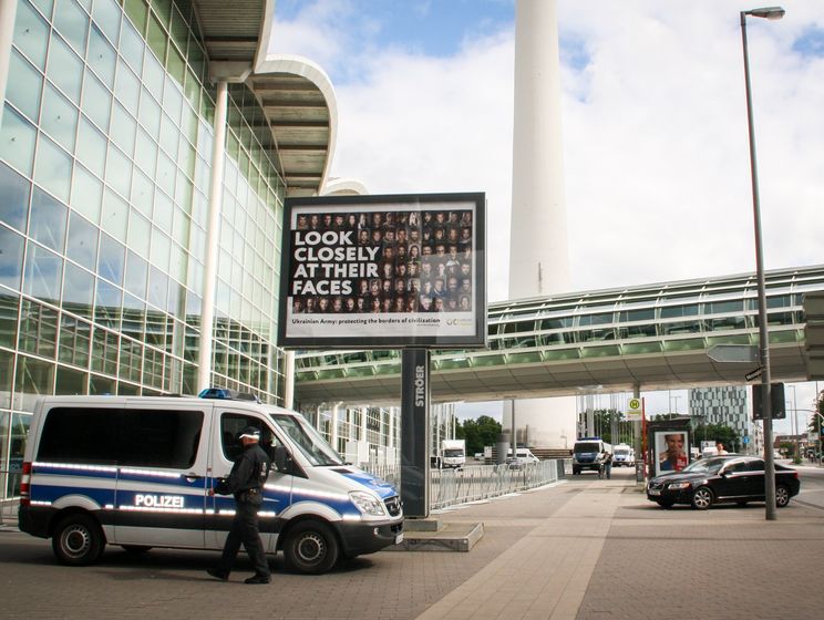 В Гамбурге убрали билборд с украинскими бойцами, размещенный в зоне видимости участников саммита G20 