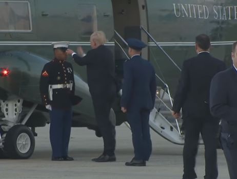 Трамп поднял сорванную с головы морского пехотинца фуражку, однако ее снова сдуло ветром. Видео