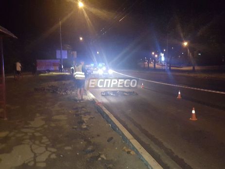 На проспекте Победы в Киеве микроавтобус сбил человека, перебегавшего дорогу – СМИ