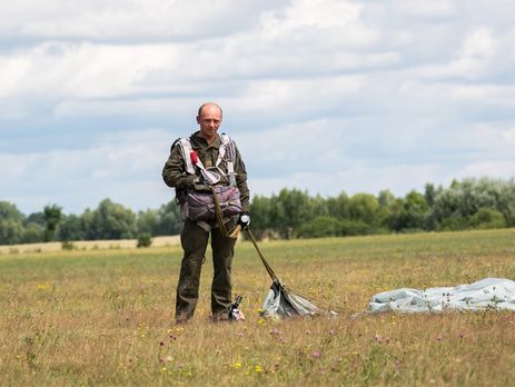 ﻿Українські нацгвардійці вперше десантувалися з літака. Відео