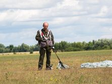 Украинские нацгвардейцы впервые десантировались с самолета. Видео