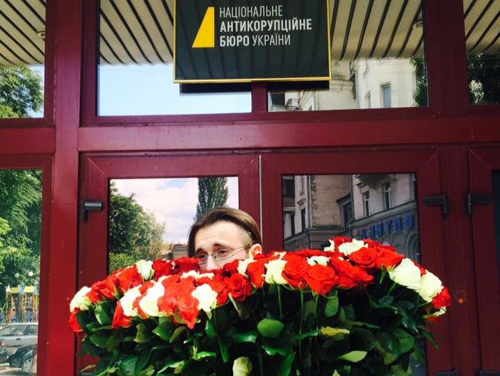 ﻿Журналісти принесли в НАБУ квіти для "агента Катерини", яка вела справу Розенблата