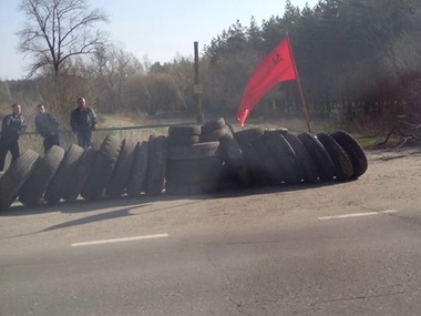 Очевидец: Неизвестные в камуфляже блокируют десантников возле Луганска