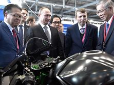 Путін біля стенда Kawasaki