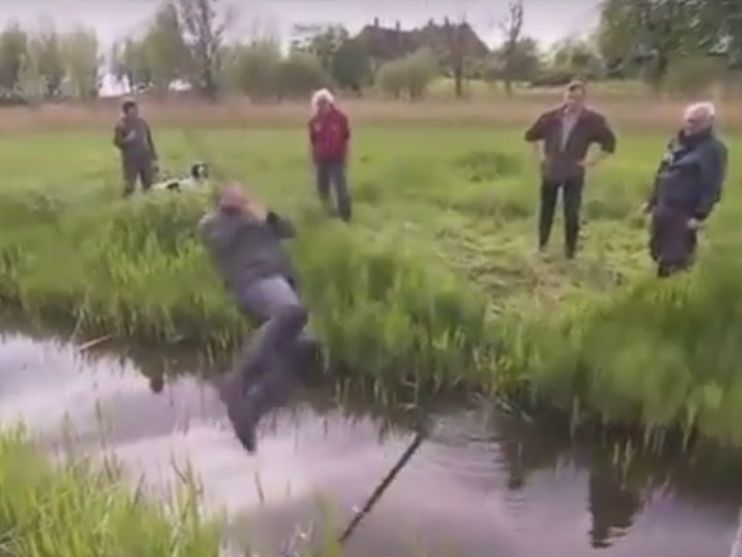 Немец два раза угодил в канал с водой, пытаясь перепрыгнуть его с помощью шеста. Видео