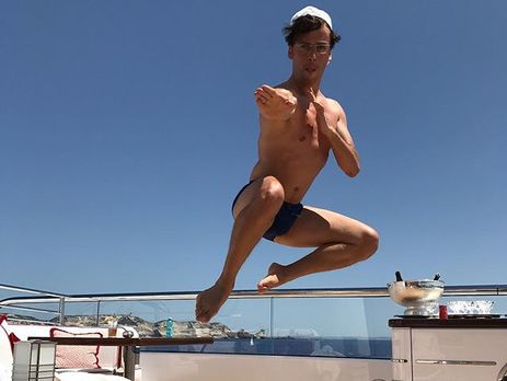 ﻿Напівоголений Галкін показав тіло у стрибку