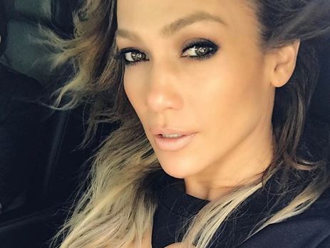 Лопес показала фото в платье с разрезами до пояса