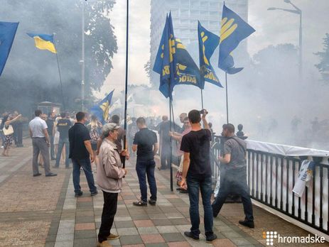 Под Радой активисты требуют снять неприкосновенность с пятерых нардепов. Фоторепортаж