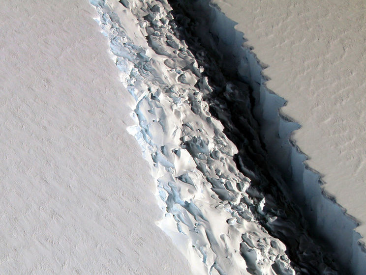 В Антарктиде от ледника откололся наибольший айсберг в истории