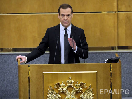 Медведев отказался от поездок в регионы из-за фильма 