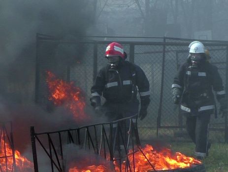 ﻿Під Києвом горить великий склад деревини