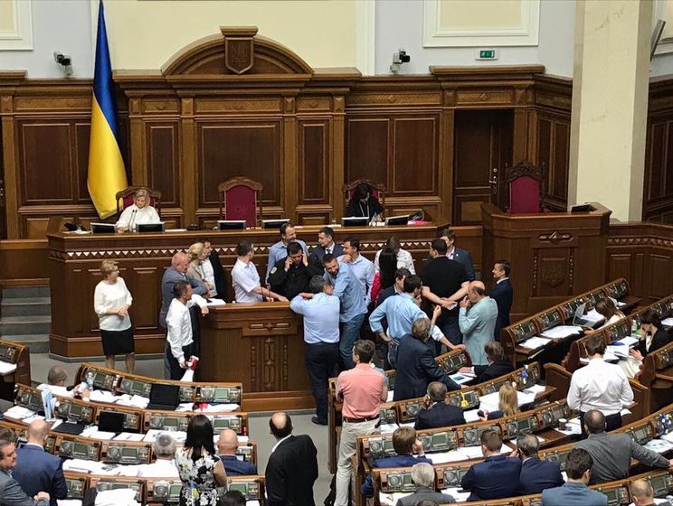 Нардепы блокируют трибуну парламента, требуют немедленно рассмотреть представление ГПУ на снятие неприкосновенности с Добкина