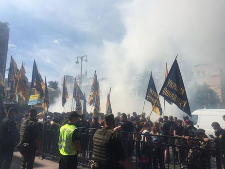 Сотни людей протестуют под Верховной Радой. Фоторепортаж