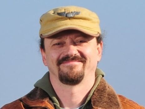 В клоунском дуэте Лещенко с Топольской роль покорной телочки отведена именно Лещенко, а хамского альфа-самца – Топольской