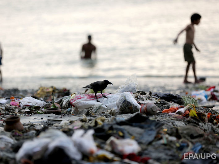В Индии ввели штраф $800 за выбрасывание мусора в Ганг