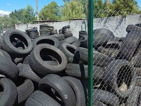 Киевсовет просят не использовать автомобильные покрышки в качестве декора в столице