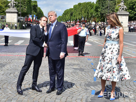 ﻿Рукостискання Трампа та Макрона тривало 29 секунд. Відео