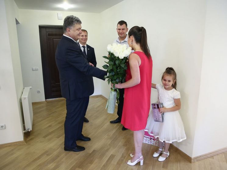 Порошенко: Впервые в истории Украины 2 тысячи военных смогут получить квартиры в течение 2017 года