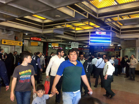 В метро Тегерана неизвестный напал с ножом на священнослужителя