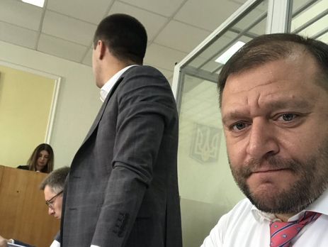 В зале суда Добкин делал селфи