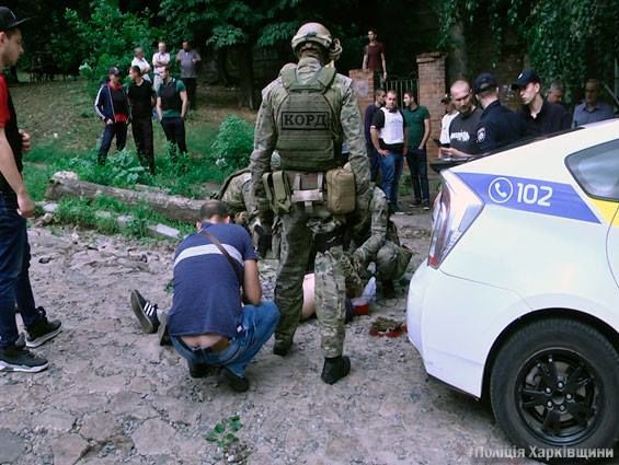 В Харькове полиция преследовала подозреваемого в разбое, тот прыгнул с четвертого этажа и разбился