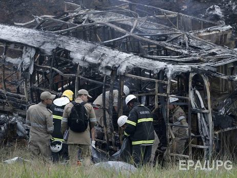 ﻿В Еквадорі перекинувся й загорівся автобус, загинуло 14 осіб