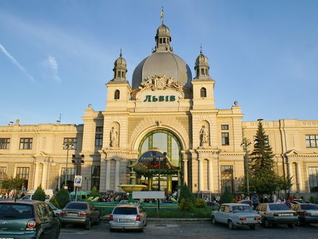﻿У Львові через неправдиве повідомлення про замінування залізничного вокзалу евакуювали приблизно 500 осіб