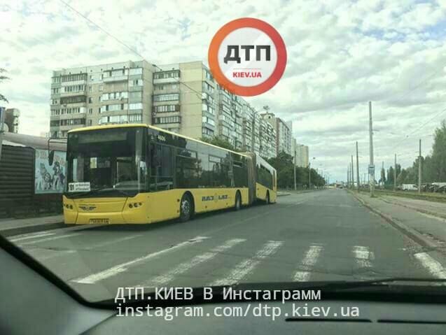 ﻿У Києві в автобуса під час руху відвалилася задня частина