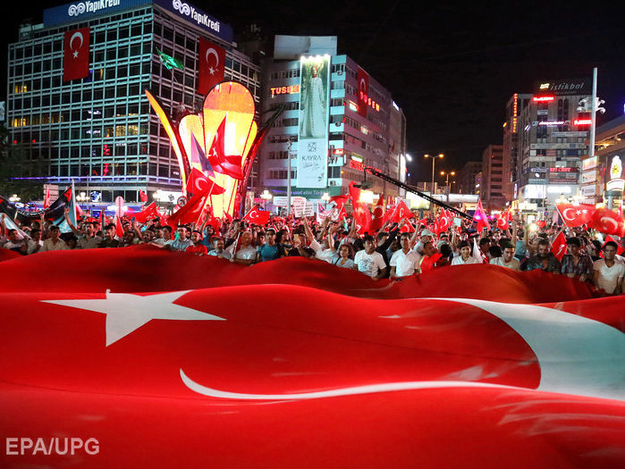 ﻿У Туреччині в річницю перевороту Ердоган звернувся до кожного абонента мобільного зв'язку