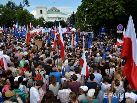 В Варшаве несколько тысяч людей протестовало против изменения судебной системы