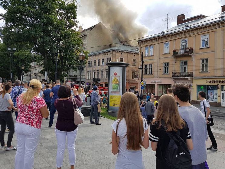 ﻿У центрі Львова горить житловий будинок, пожежа поширилася на два поверхи