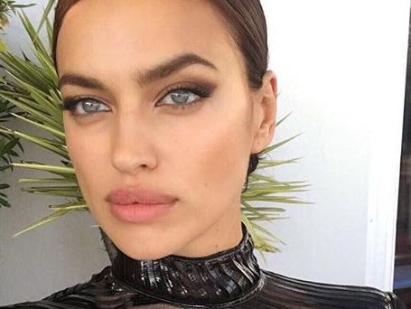 Шейк показала фигуру в кружевном белье после родов