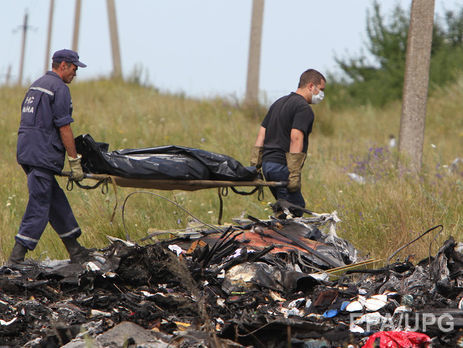 17 июля 2014 года, место недалеко от оккупированного города Тореза Донецкой области. Рабочие забирают останки 298 пассажиров, находившихся на борту МН17