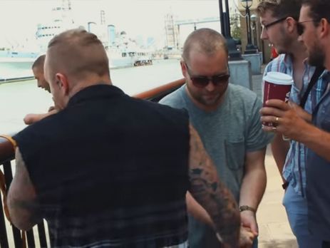 ﻿Фокусник налякав чоловіка 