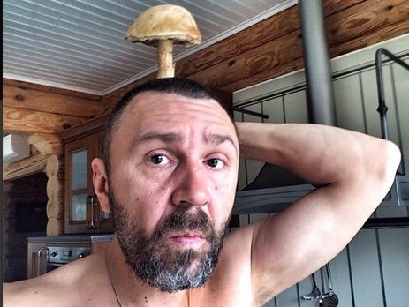 Шнуров примерил массивную золотую серьгу