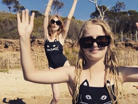 Водянова с дочерью надели одинаковые купальники