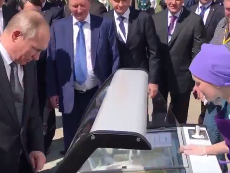 ﻿Путін на авіасалоні пригостив міністрів морозивом. Відео