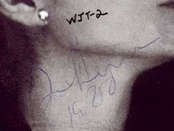 В США на аукцион выставили последний альбом Леннона, который он подписал своему убийце
